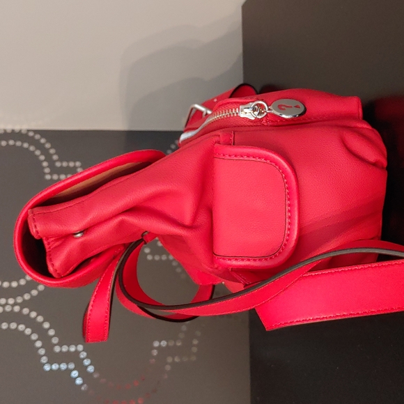 Beautiful Red Guess backpack - Picture 4 of 5